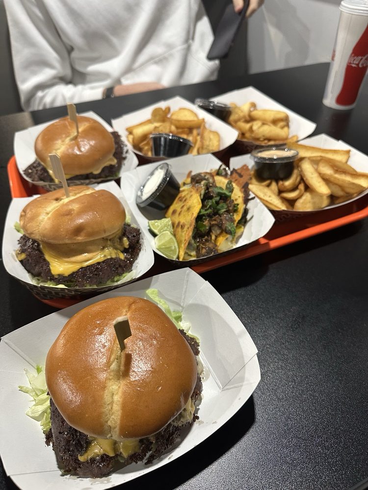 Bro Man's Sammiches, Birria & Burgers