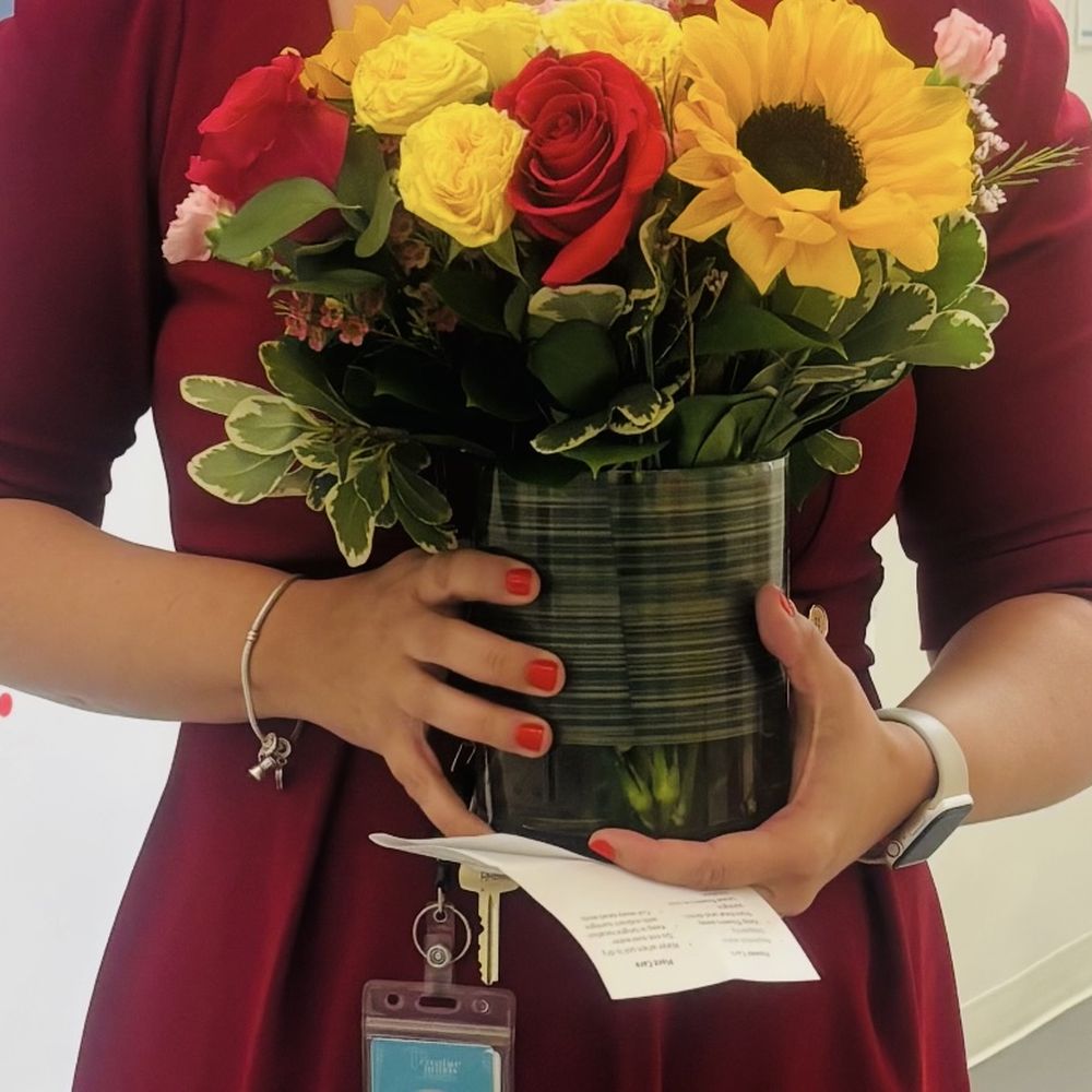 OpenBlooms - This is the arrangement my sister received this morning. The arrangement looks nothing like what I ordered. - Florists Near Me - Chantilly, Virginia OpenBlooms - This is the arrangement my sister received this morning. The arrangement looks nothing like what I ordered. - Florists Near Me - Chantilly, Virginia