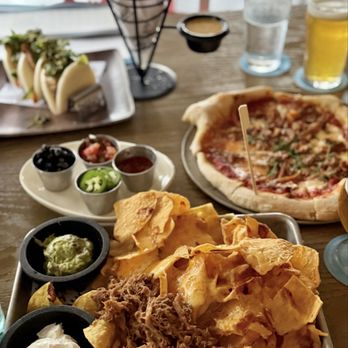 Maui Brewing Co. Waikiki - Nachos, boa tacos, and pizza! - Brewpubs Near Me - Honolulu, Hawaii