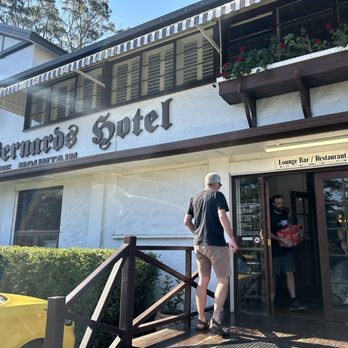 St Bernards Hotel - Restaurants Near Me - Mount Tamborine, QLD