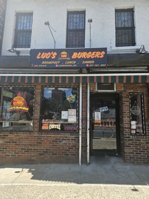 Luo’s Burgers by null