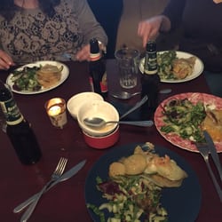 Guerilla Kitchen - Gembersoep, salade met aardappelen en rozemarijn dressing. Fruit met zoete dressing en de wijn en het bier vloeide rijkelijk!