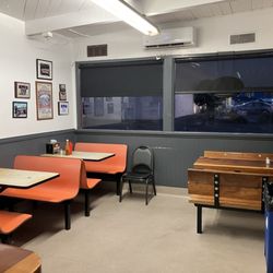 Jenny's Giant Burger - Tables