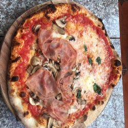 Al Forno - La pizza saliendo del horno...