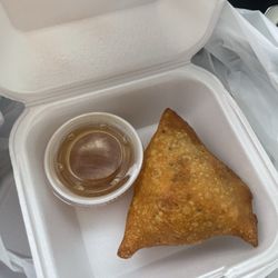 World Famous Momo - Veggie samosa with sweet sauce