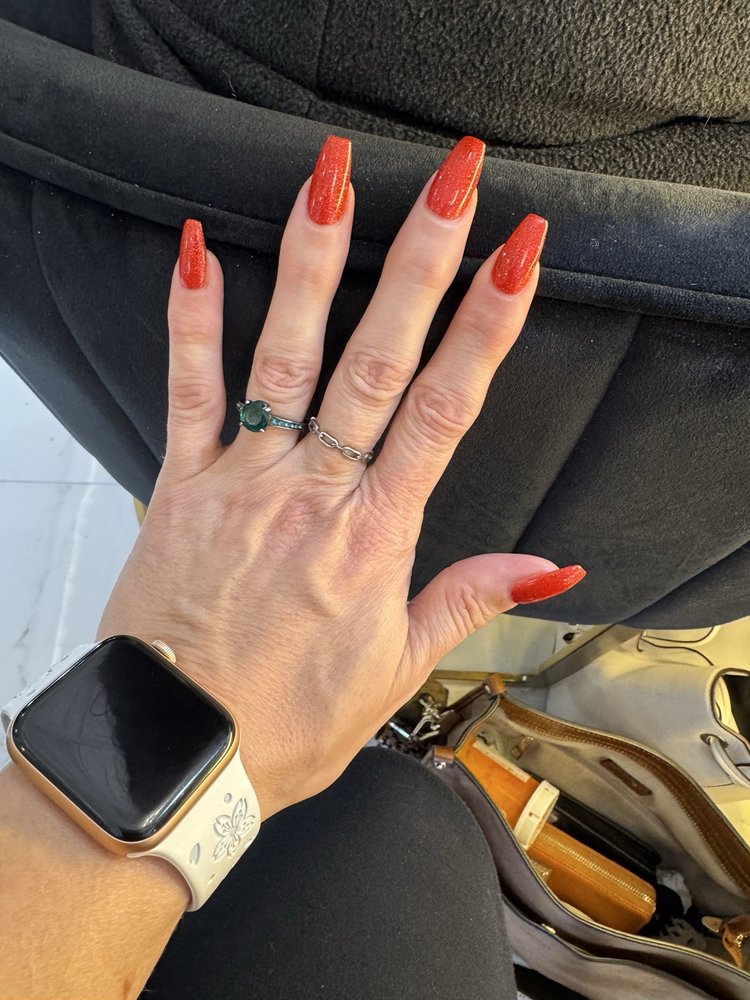 Bella's Nails & Spa Logo