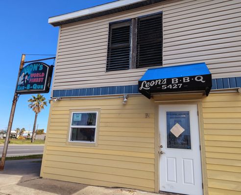 Leon's World Finest Bar-B-Que by null