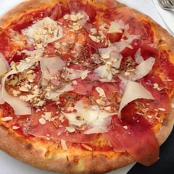 Restaurant Pasta - Pizza Manchego mit: Serrano, gerösteten Mandelsplittern, Manchego-Flocken, verfeinert mit Trüffelöl !