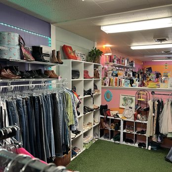 6th St Secondhand - Shoes, handbags, jeans & dresses~ - Used, Vintage & Consignment Near Me - Chico, California 6th St Secondhand - Shoes, handbags, jeans & dresses~ - Used, Vintage & Consignment Near Me - Chico, California