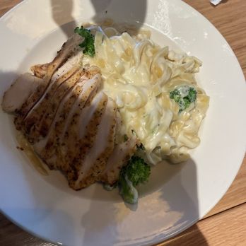 BJ's Restaurant & Brewhouse - Chicken Alfredo - New American Near Me - Cypress, Texas