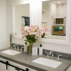 E & A Nails and Spa - Washing area with our towel warmer and sanitization machine for tools