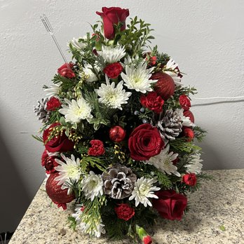Mt. Vernon Florist - Christmas tree arrangement - Florists Near Me - Bakersfield, California Mt. Vernon Florist - Christmas tree arrangement - Florists Near Me - Bakersfield, California
