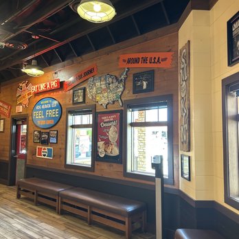 Famous Dave's Bar-B-Que - Decor - Barbeque Near Me - Alexandria, Virginia