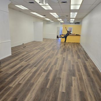 Barefoot Floors and DUSTLESS floor removal - LVP floating floor - Flooring Near Me Barefoot Floors and DUSTLESS floor removal - LVP floating floor - Flooring Near Me