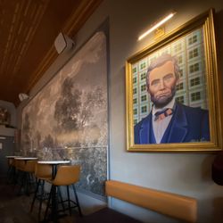 THE WINE LIBRARY BARTOW - Lincoln welcomes you with many original art pieces.