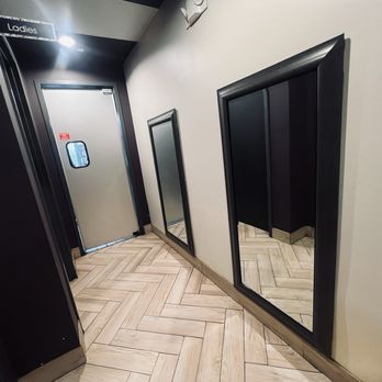 Mia Bella Trattoria - Huge mirrors outside the Bathroom - Italian Near Me - Houston, Texas