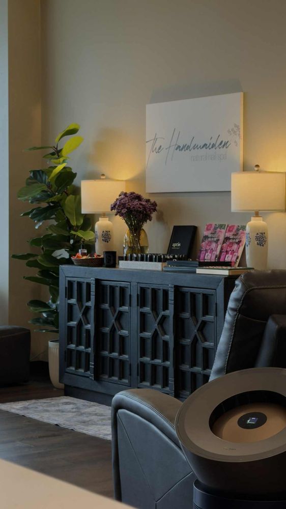 The Handmaiden Nail Spa Logo