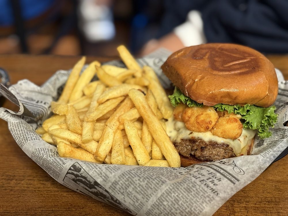 Woodland Burger & Wings Logo