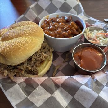 Q Barbecue - Pulled pork sandwich with baked beans - Barbeque Near Me - Collinwood, Tennessee Q Barbecue - Pulled pork sandwich with baked beans - Barbeque Near Me - Collinwood, Tennessee