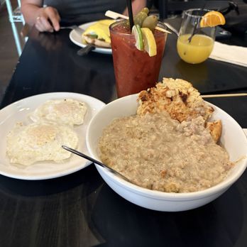 Otto's Kitchen & Comfort - Biscuits and Biscuit & Gravy (Galletas y salsa); eggs over easy; bloody mary - Breakfast & Brunch Near Me - Pittsfield, Massachusetts