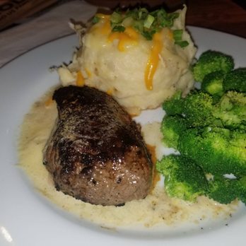 Chili's - Steak entree served with a cold side of broccoli and loaded mashed potatoes - Bars Near Me - Dayton, Ohio Chili's - Steak entree served with a cold side of broccoli and loaded mashed potatoes - Bars Near Me - Dayton, Ohio