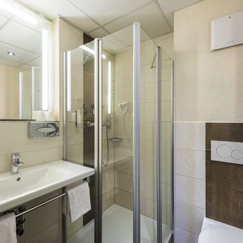 Best Western Plus - Guest room bath - Hotels Near Me - Willingen, HE