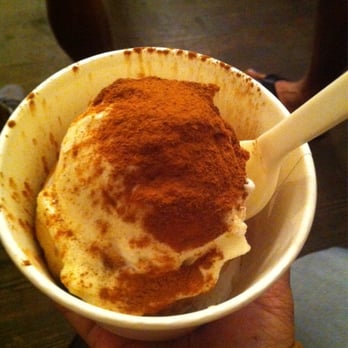 à la minute - Cinnamon roll freshly baked with cream cheese a la minute flavored ice cream with sprinkled cinnamon powder. Delicious! - Ice Cream & Frozen Yogurt Near Me - Redlands, California