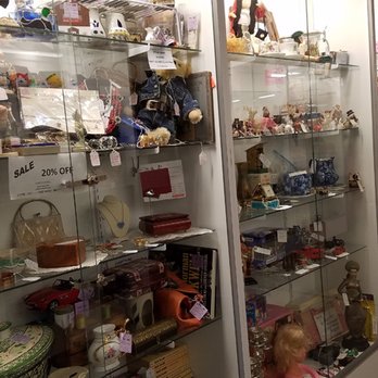 Silvermoon Consignment Barn - Glass cabnets. - Antiques Near Me - Lewisburg, Pennsylvania