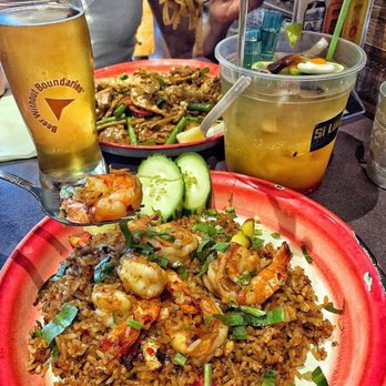 Si Lom Thai Bistro - Tom yum shrimp fried rice and chicken pad Thai - Thai Near Me - Toronto, Ontario Si Lom Thai Bistro - Tom yum shrimp fried rice and chicken pad Thai - Thai Near Me - Toronto, Ontario