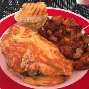Cafe Reyes - This was today's special, the tomato and basil omelette. And oh yes, they have Tapatío. Mmm - Cuban Near Me - Worcester, Massachusetts