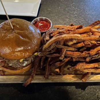 105-Ten Bar & Grill - Steakhouse Burger - Bars Near Me - Briarcliff Manor, New York