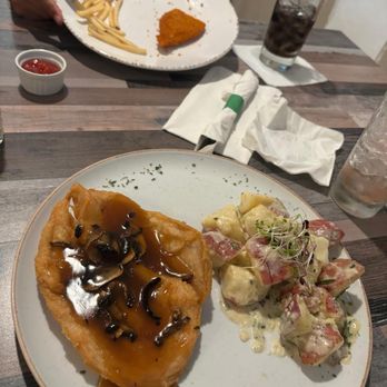 Son Sabores - Marsala chicken breast with cream potatoes - Puerto Rican Near Me - Cayey, Puerto Rico Son Sabores - Marsala chicken breast with cream potatoes - Puerto Rican Near Me - Cayey, Puerto Rico