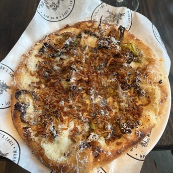 The Grocer's Table - Mushroom pizza - Cafes Near Me - Wayzata, Minnesota