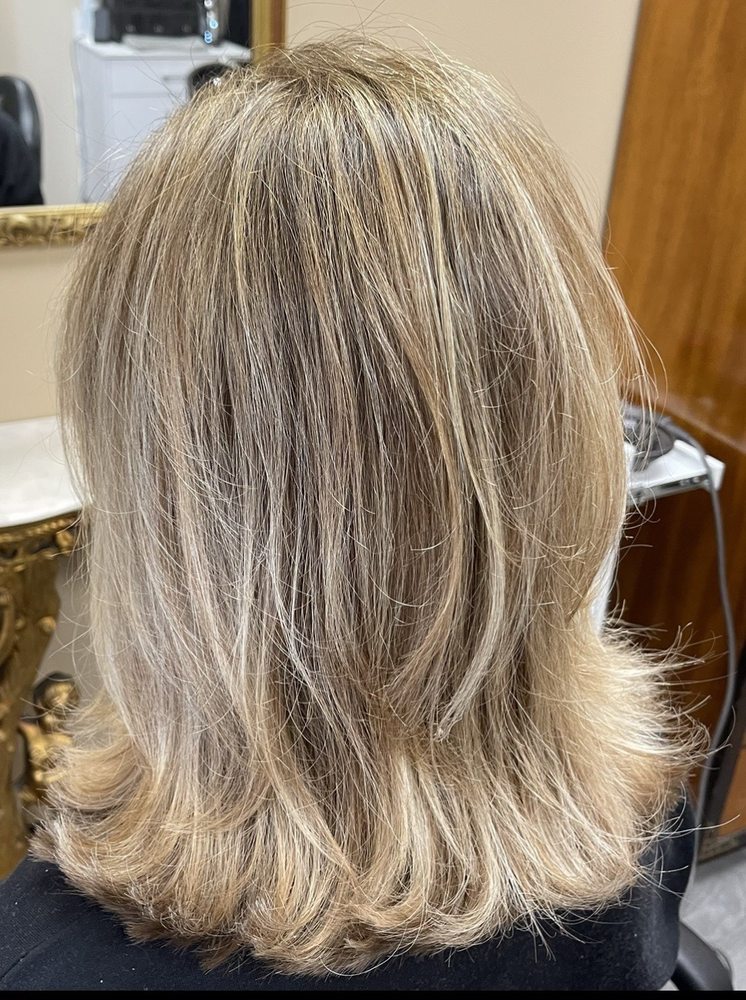 Naomi Blackwood  - Sola Salons Logo