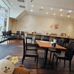 Goma Tei Ramen Ala Moana - Table and counter seating are available