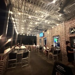 Bronx House Pizza - Outdoor patio