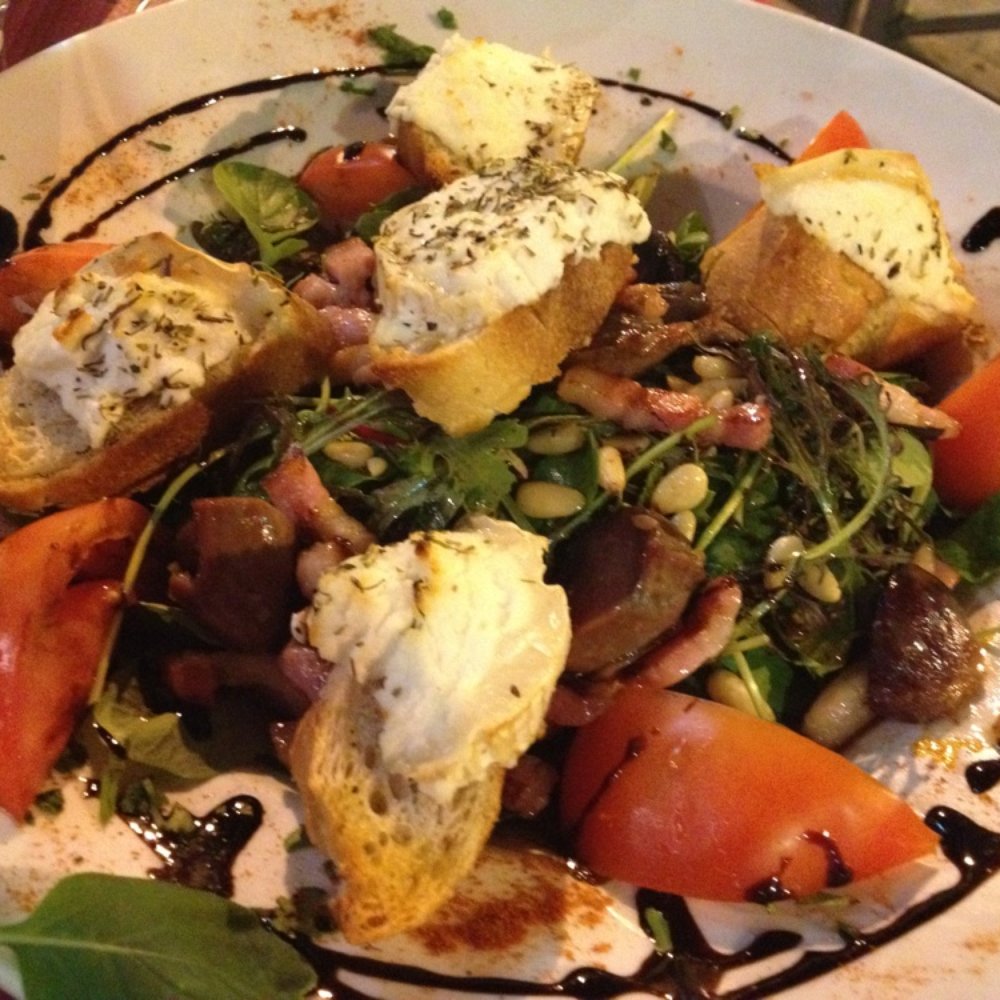 L'Ovale - salad w hot goat cheese, goat bacon, gizzard. - French Southwest Near Me - Nice, 06