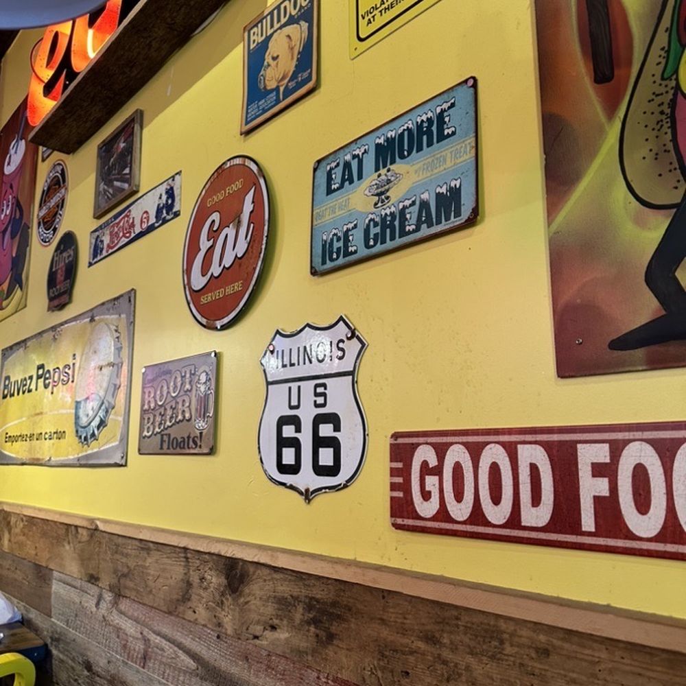 Devil Dawgs - Lakeview - Ambience - Hot Dogs Near Me - Chicago, Illinois
