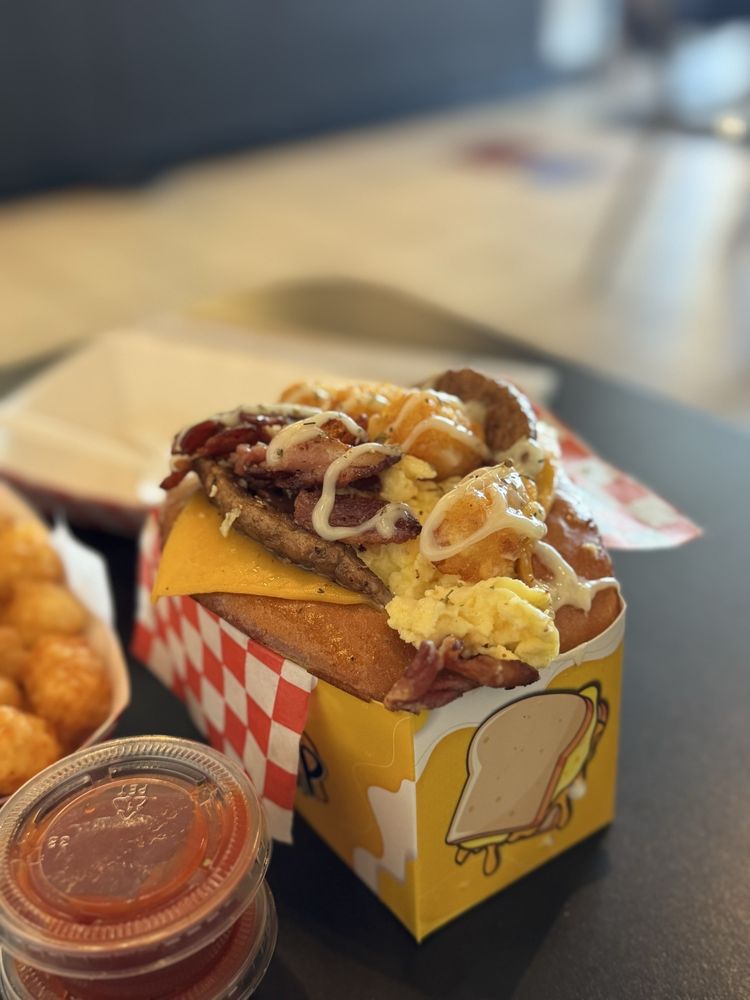 Buldogis Gourmet Hot Dogs - Photo 3