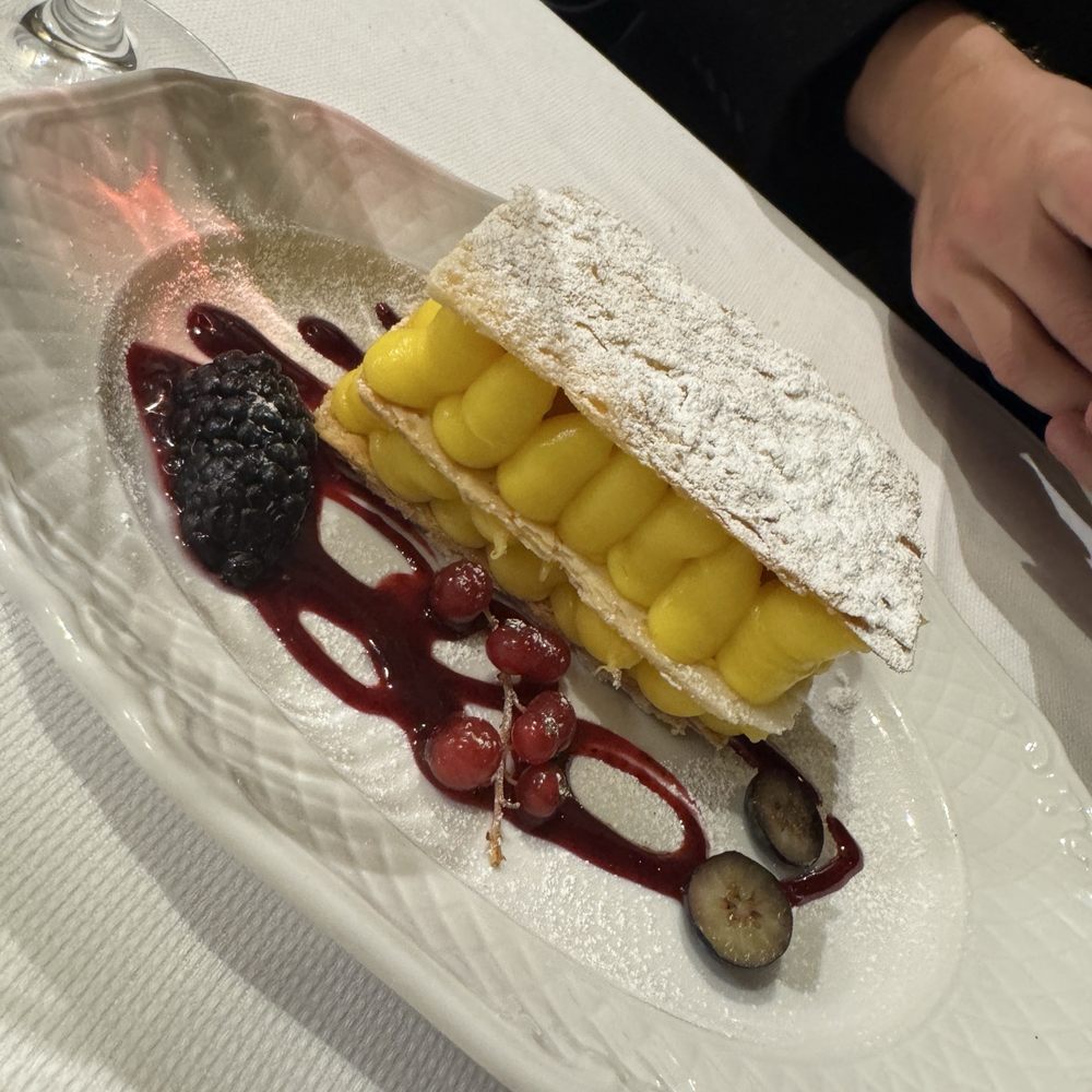 Puffed pastry with crème Puffed pastry with crème