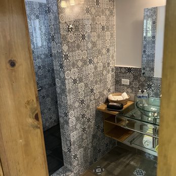 Ojo Azul - Bungalow bathroom shower side - Venues & Event Spaces Near Me - Valle de Guadalupe, BCN Ojo Azul - Bungalow bathroom shower side - Venues & Event Spaces Near Me - Valle de Guadalupe, BCN