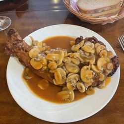 Marias Weinstube - Jäger-Kotelett mit Champignons und Soße