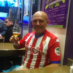 Epora Vinoteca - Celebrando el triunfo del sporting en el epora. Genisl!