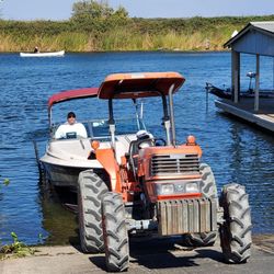 Russo's Marina - Bring a boat out of the water