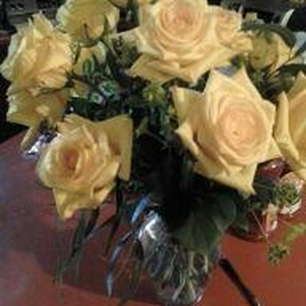 Dozen yellow roses delivered to my mother :) Dozen yellow roses delivered to my mother :)
