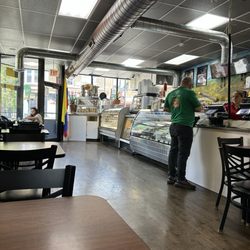 Pizza y Pan Pa' Ya - Inside