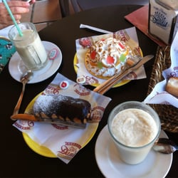 Merendola a base de Horchata con fartons, fartón relleno y cubierto de chocolate y berlina cubierta de merengue con naranja
