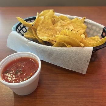 Los Comales - The chips and salsa are a great start before or with your margarita. - Mexican Near Me - Bolingbrook, Illinois