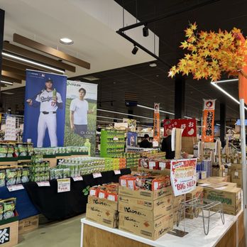 Mitsuwa Marketplace - Entry displays with items on promotion - Japanese Near Me - Edgewater, New Jersey Mitsuwa Marketplace - Entry displays with items on promotion - Japanese Near Me - Edgewater, New Jersey