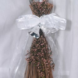 The award winning Nigeria Wedding Broom. The straws of this wedding broom are imported from Nigeria, Africa. Make your Wedding Day specia.l